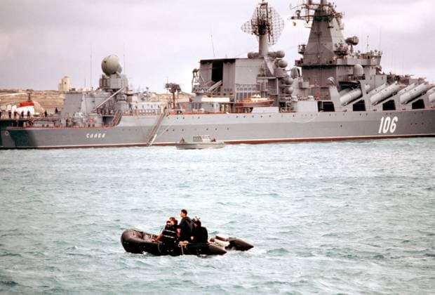 RECORD DATE NOT STATED Members of an Explosive Ordnance Disposal (EOD) team in a Zodiac boat patrol near the Soviet guided missile cruiser Slava. The warship is in the bay for the December 2-3 summit meeting between Soviet Chairman Mikhail Gorbachev and President George H.W. Bush. Base: Marsaxlokk Bay Country: Malta (MLT) Copyright: xpiemagsx nararecdefpie08012022c-8327 !ACHTUNG AUFNAHMEDATUM GESCHÄTZT!