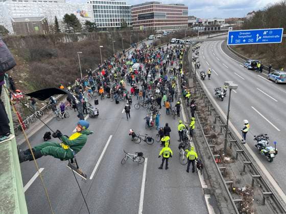 News Themen der Woche KW09 News Bilder des Tages Fahrrademo mit Abseilaktion über die Stadtautobahn A100, Abseilaktion über die Stadtautobahn A100 bei der Fahrraddemo des Aktionsbündnis A100 stoppen. Die Demonstration wurde durch Redebeiträge und Fahrradfahrende auf einem teilgesperrten Stück der A100 in Berlin Tempelhof-Schoeneberg am Sachsendamm abgehalten. Die Polizei war mit einem Großaufgebot im Einsatz. Berlin Berlin Deutschland *** Bicycle demonstration with abseiling action over the city highway A100, abseiling action over the city highway A100 at the bicycle demonstration of the action alliance A100 stop The demonstration was held by speeches and bicyclists on a partially closed piece of the A100 in Berlin Tempelhof Schoeneberg at the Sachsendamm The police was in acti