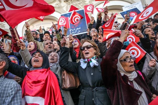 Bilder des Jahres 2023, News 03 März News Themen der Woche KW09 News Bilder des Tages National Salvation Front Protests Over Arrests Of Opposition Figures In Tunis Demonstrators shout slogans while making the victory sign and raising flags of Tunisia, during a demonstration held by the National Salvation Front opposition alliance, in Tunis, Tunisia, on March 5, 2023, to call for the release of arrested and detained opposition figures deemed critical of President Kais Saied. Demonstrators labelled Kais Said s rule as a dictatorship and criticised the economic policy of the government. A few weeks ago Tunisian authorities started a wave of arrests targeting prominent Tunisian dissidents. Tunis TUNIS Tunisia  Copyright: xChedlyxBenxIbrahimx originalFilename: benibrahim-national230305_np2Fp.jpg