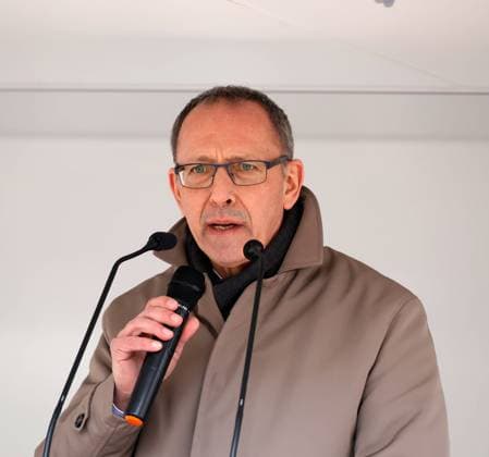 Friedensdemo_AfD 04.03.2023, Chemnitz, Friedensdemo Am Samstag gab es gegen 15.00 Uhr in Chemnitz auf dem Neumarkt, aus Anlass des Bombenterrors auf Chemnitz am 05.03.1945, eine Friedensdemo. Aufgerufen hatte die AfD. MdL und Landesvorsitzender der AfD, Jörg urban, spricht zu den Demonstranten. Chemnitz Sachsen BRD *** Peace demo AfD 04 03 2023, Chemnitz, peace demo On Saturday there was about 15 00 oclock in Chemnitz on the Neumarkt, on the occasion of the bombing terror on Chemnitz on 05 03 1945, a peace demo had called the AfD MdL and state chairman of the AfD, Jörg urban, speaks to the demonstrators Chemnitz Saxony FRG