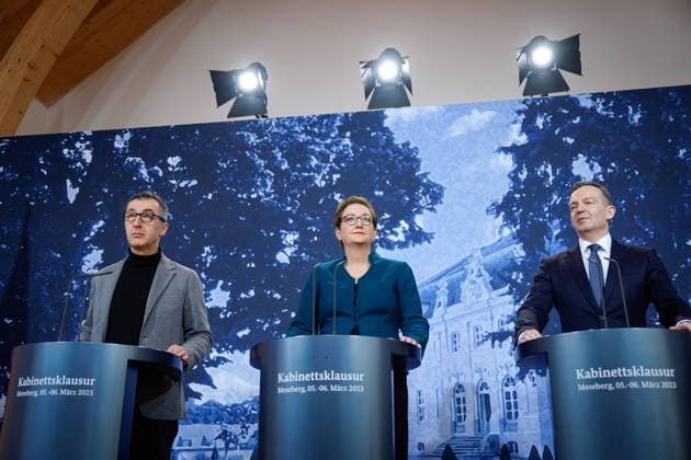 News Themen der Woche KW10 News Bilder des Tages Klausurtagung des Bundeskabinetts im Gaestehaus Schloss Meseberg Aktuell,06.03.2023 Schloss Meseberg, Bundeslandwirtschaftsminister Cem Oezdemir (Gruene), Klara Geywitz Bundesministerin fuer Wohnen, Stadtentwicklung und Bauwesen und Bundesverkehrsminister Volker Wissing (FDP) beim gemeinsamen Pressestatement auf Schloss Meseberg Meseberg Brandenburg Deutschland *** Closed meeting of the federal cabinet in the guest house Castle Meseberg Current,06 03 2023 Castle Meseberg, Federal Minister of Agriculture Cem Oezdemir Greens , Klara Geywitz Federal Minister of Housing, Urban Development and Construction and Federal Minister of Transport Volker Wissing FDP at the joint press statement at Castle Meseberg Meseberg Brandenburg Germany