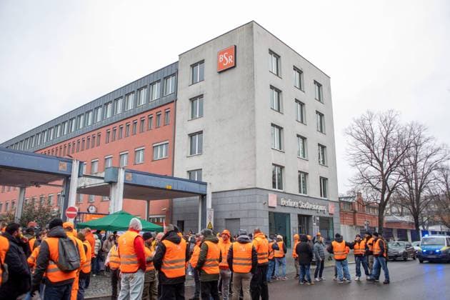 Warnstreiks im Öffentlichen Dienst in Berlin, Die Vereinte Dienstleistungsgewerkschaft (ver.di) hat die Beschäftigten der Berliner Stadtreinigung und der Wasserbetriebe für Montag und Dienstag, den 6. und 7. März 2023 zu ganztägigen Warnstreiks aufgerufen. Berlin Berlin Deutschland *** Warning strikes in the public sector in Berlin, The United Services Union ver di has called the employees of the Berlin city cleaning and water companies for Monday and Tuesday, March 6 and 7, 2023 to all-day warning strikes Berlin Berlin Germany