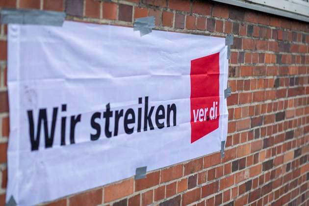 Warnstreiks im Öffentlichen Dienst in Berlin, Die Vereinte Dienstleistungsgewerkschaft (ver.di) hat die Beschäftigten der Berliner Stadtreinigung und der Wasserbetriebe für Montag und Dienstag, den 6. und 7. März 2023 zu ganztägigen Warnstreiks aufgerufen. Berlin Berlin Deutschland *** Warning strikes in the public sector in Berlin, The United Services Union ver di has called the employees of the Berlin city cleaning and water companies for Monday and Tuesday, March 6 and 7, 2023 to all-day warning strikes Berlin Berlin Germany