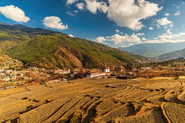 Aerial view of Tashichho Dzong with Thimphu city in background. Aerial view of Tashichho Dzong with Thimphu city Thimphu Bhutan *** Luftaufnahme des Tashichho Dzong mit Thimphu Stadt im Hintergrund Luftaufnahme des Tashichho Dzong mit Thimphu Stadt Thimphu Bhutan Copyright: xoffenberg@gmx.dex