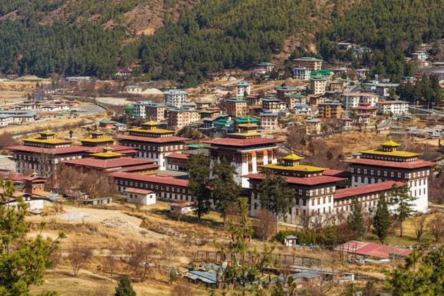 Aerial view of Tashichho Dzong with Thimphu city in background. Aerial view of Tashichho Dzong with Thimphu city Thimphu Bhutan *** Luftaufnahme des Tashichho Dzong mit Thimphu Stadt im Hintergrund Luftaufnahme des Tashichho Dzong mit Thimphu Stadt Thimphu Bhutan Copyright: xoffenberg@gmx.dex