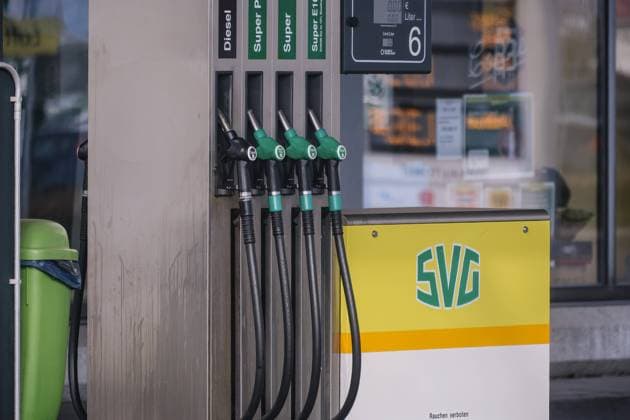 Düsseldorf 06.03.2023 SVG Tankstelle Logo Schriftzug Leuchtreklame Benzinpreis Benzin Treibstoff Preiserhöhung Rohöl-Knappheit Diesel Super Inflation Tankrüssel Tankschlauch Tank-Zapfanlage Düsseldorf Nordrhein-Westfalen Deutschland *** Dusseldorf 06 03 2023 SVG gas station logo lettering neon sign gasoline price petrol fuel price increase crude oil shortage diesel super inflation tank trunk tank hose tank dispenser Dusseldorf North Rhine Westphalia Germany