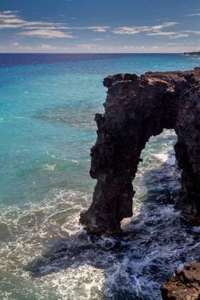 Holei Sea Arch Holei Sea Arch an der Südküste von Big Island im Hawaii Volcanoes National Park auf Big Island, Hawaii, USA. Holei Sea Arch on the south coast of Big Island in the Hawaii Volcanoes National Park on Big Island, Hawaii, USA. Copyright: xZoonar.com DirkxRueterx 10728510