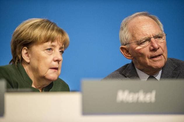 29. Parteitag der CDU in Essen *** NUR FÜR REDAKTIONELLE ZWECKE *** EDITORIAL USE ONLY ***<p>Bundeskanzlerin Angela Merkel und Bundesfinanzminister Wolfgang Schäuble im Gespräch am Dienstag,07.12.2016,während des CDU Parteitages in der Essener Grugahalle. Deutschland NRW Essen Copyright: KaixKitschenberg *** 29 Party Congress the CDU in Food *** ONLY FOR EDITORIAL PURPOSE *** EDITORIAL USE ONLY *** P Federal Chancellor Angela Merkel and Federal Minister of Finance Wolfgang Schäuble at Interview on Tuesday 07 12 2016,during of CDU Party conferences in the Essen Grugahalle Germany NRW Food Copyright Kaix Kitschenberg Copyright: KaixKitschenberg docnrwhugopicture122901248 EDITORIAL USE ONLY