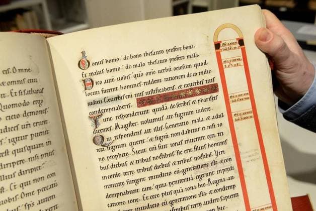 Kostbare Bücherschätze in der Historischen Bücherei in Duisburg *** NUR FÜR REDAKTIONELLE ZWECKE *** EDITORIAL USE ONLY ***Das historische Buch Evangeliar Heinrichs des Löwen ist ein Reprint, das Original ist geschätzt aus dem Jahr 1188 , liegt am Donnerstag, den 07.12.2016 in der Abteilung der Historischen Bücherei in der Zentralbibliothek in Duisburg. Die Bibliothek enthält eine Sammlung seltener historischer und wertvoller Bücher. Deutschland NRW Duisburg Copyright: StephanxEickershoff *** precious book treasures in the Historical Library in Duisburg *** ONLY FOR EDITORIAL PURPOSE *** EDITORIAL USE ONLY The historical Book Gospels Heinrichs of Lions is a reprint, the Original is estimated from the Year 1188 , is on Thur Copyright: StephanxEickershoff docnrwhugopicture122938349 EDITORIAL USE ONLY