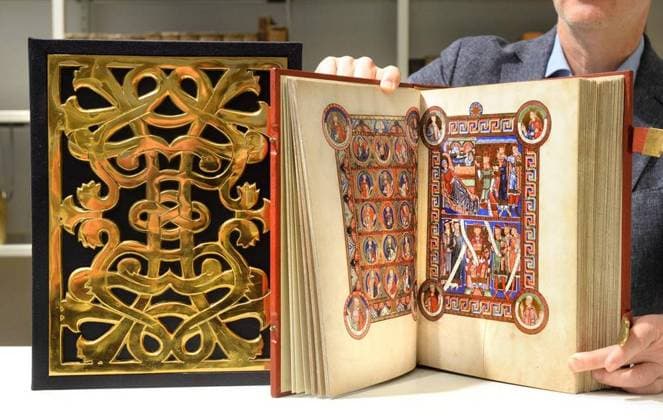 Kostbare Bücherschätze in der Historischen Bücherei in Duisburg *** NUR FÜR REDAKTIONELLE ZWECKE *** EDITORIAL USE ONLY ***Das historische Buch Evangeliar Heinrichs des Löwen ist ein Reprint, das Original ist geschätzt aus dem Jahr 1188 , liegt am Donnerstag, den 07.12.2016 in der Abteilung der Historischen Bücherei in der Zentralbibliothek in Duisburg. Die Bibliothek enthält eine Sammlung seltener historischer und wertvoller Bücher. Deutschland NRW Duisburg Copyright: StephanxEickershoff *** precious book treasures in the Historical Library in Duisburg *** ONLY FOR EDITORIAL PURPOSE *** EDITORIAL USE ONLY The historical Book Gospels Heinrichs of Lions is a reprint, the Original is estimated from the Year 1188 , is on Thur Copyright: StephanxEickershoff docnrwhugopicture122938361 EDITORIAL USE ONLY