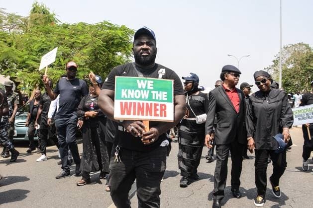Bilder des Jahres 2023, News 03 März News Themen der Woche KW10 News Bilder des Tages Nigeria General Elections Supporters of the People s Democratic Party (PDP) display placard during a protest at Independent National Electoral Commission (INEC), protesting on the outcome of the February 25th presidential election and general election in Abuja, on March 6, 2023. Abuja Nigeria  Copyright: xOlukayodexJaiyeolax originalFilename: jaiyeola-notitle230305_npTwm.jpg