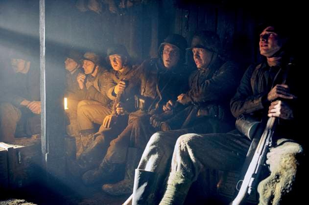 RECORD DATE NOT STATED ALL QUIET ON THE WESTERN FRONT, (aka IM WESTEN NICHTS NEUES), Felix Kammerer (right of center), 2022. ph: Reiner Bajo Netflix Courtesy Everett Collection PUBLICATIONXNOTxINxCANxCHNxFRAxITAxJPNxNORxPOLxRUSxESPxUKxUSA