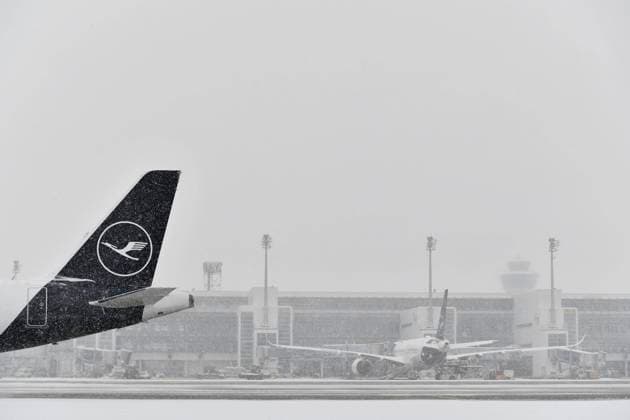  Schneeräummaschinen und Schneeräumtraktorenräumen Schnee auf dem Vorfeld Ost, Terminal 2, Flughafen München, Oberbayern, Bayern, Deutschland, Europa *** Schneeräummaschinen and snow clearing tractor clearing Snow at the Apron East, Terminal 2, Airport Munich, Upper Bavaria, Bavaria, Germany, Europe Copyright: imageBROKER/AlexxFriedel iblatf09063229.jpg