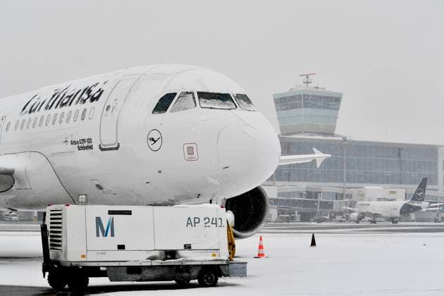  Zugeschneiter Lufthansa Airbus im Winter, A319-100 mit Stromgenerator, Kleiner Vorfeld Tower, Satellit, Terminal 2, Flughafen München, Oberbayern, Bayern, Deutschland, Europa *** Zugeschneiter Lufthansa Airbus at Winter, A319 100 with power generator, Kleiner Apron tower, Satellite, Terminal 2, Airport Munich, Upper Bavaria, Bavaria, Germany, Europe Copyright: imageBROKER/AlexxFriedel iblatf09063233.jpg