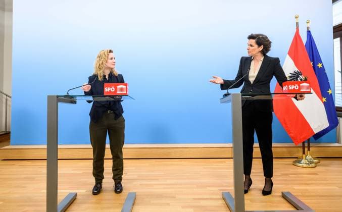 News Themen der Woche KW10 20230307 Pressekonferenz der SPOE zum Frauentag - Halbe Halbe - weils gerecht ist WIEN, OESTERREICH - 7. MAERZ: Frauensprecherin der SPOE Eva-Maria Holzleitner und Vorsitzende der SPOE Pamela Rendi-Wagner bei einer Pressekonferenz der SPOE zum Frauentag mit dem Titel Halbe Halbe - weil s gerecht ist im Parlamentsklub der SPOE, Parlament am 7. Maerz, 2023 in Wien, Oesterreich. 230307_SEPA_32_001 Copyright: xMartinxJuenx SEPAxMedia