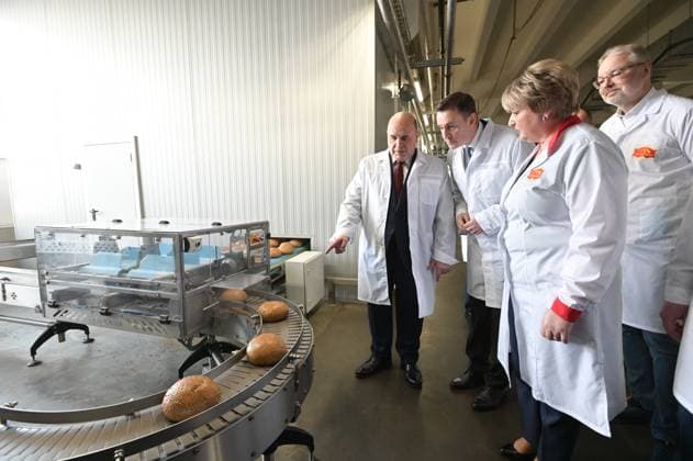 News Themen der Woche KW10 News Bilder des Tages RUSSIA, MOSCOW - MARCH 7, 2023: Russia s Prime Minister Mikhail Mishustin (L) and Russia s Minister of Agriculture Dmitry Patrushev (2nd L) visit a production facility of the Cheryomushki bakery and confectionary plant. Alexander Astafyev POOL TASS  57741315