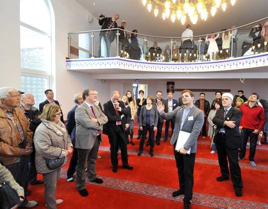 Tag der offene Moschee in Witten: Rainer Schmelzer, Minister für Arbeit, Integration und Soziales (MAIS) des Landes NRW, besucht am 03.10.2016 die Moschee der Bosnischen Gemeinde Witten an der Breite Straße 5 in Witten. Copyright: JürgenxTheobaldx(theo)