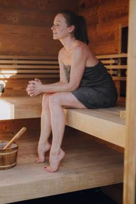IMAGO Creative, Jahreszeit Winter, Wellness im Spa Frau sitzt in finnischer Sauna *** Woman sits in Finnish Sauna Copyright: imageBROKER MichaelaxBegsteiger ibxbeg08982291.jpg ,model released, Symbolfoto ,property released