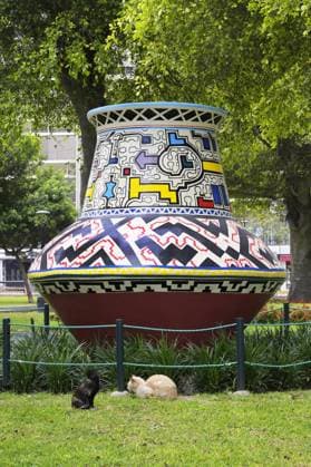  Der Liebespark, Buntes Riesengefäß mit Inka Motiven, Miraflores, Lima, Peru, Südamerika *** the love park, colourful giant vessel with Inca motives miraflores, Lima, Peru, South America Copyright: imageBROKER/G&MxTherin-Weise ibxgab09070354.jpg
