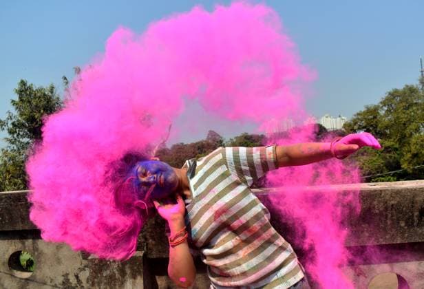 News Themen der Woche KW10 Holi Celebration In Kolkata, India A woman is playing with colour powder on the occasion of Holi in Kolkata, India on 07 March 2023. Kolkata West Bengal India  Copyright: xSudiptaxDasx originalFilename: das-holicele230307_np1OU.jpg