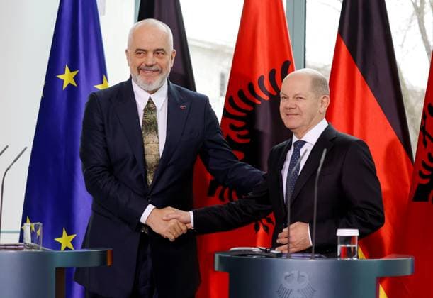 News Themen der Woche KW10 News Bilder des Tages Ministerpräsidenten der Republik Albanien, Edi Rama, Olaf Scholz, Bundeskanzler, Deutschland, Berlin, Presseunterrichtung des BK und des Ministerpräsidenten der Republik Albanien, Edi Rama *** Prime Minister of the Republic of Albania, Edi Rama, Olaf Scholz, Federal Chancellor, Germany, Berlin, Press briefing by the BK and the Prime Minister of the Republic of Albania, Edi Rama