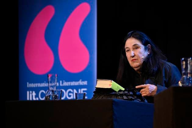 Schriftstellerin Emine Sevgi Özdamar auf der Bühne bei der 23. Lit.Cologne in den Sartory-Sälen. Köln, 05.03.2023 NRW Deutschland *** Writer Emine Sevgi Özdamar on stage at 23 Lit Cologne in Sartory Sälen Cologne, 05 03 2023 NRW Germany Copyright: xChristophxHardtx