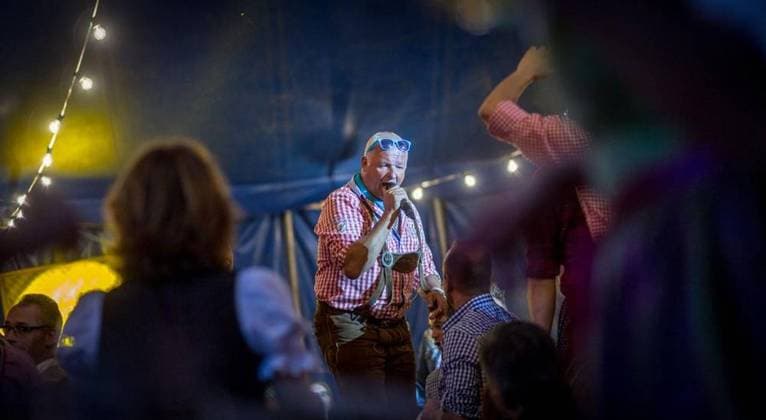 Duisburg - Das Friemersheimer Oktoberfest *** NUR FÜR REDAKTIONELLE ZWECKE *** EDITORIAL USE ONLY ***<p>Das Friemersheimer Oktoberfest im Festzelt vor der Villa Rheinperle in Duisburg am Samstag den 08.10.2016. Der Sänger Willy Girmes sorgt für Stimmung. Deutschland NRW Duisburg Copyright: LarsxHeidrich *** Duisburg the Friemersheimer Oktoberfest *** ONLY FOR EDITORIAL PURPOSE *** EDITORIAL USE ONLY *** P the Friemersheimer Oktoberfest at Marquee before the Villa Rhine pearl in Duisburg on Saturday the 08 10 2016 the Singers Willy Girmes provides for Mood Germany NRW Duisburg Copyright LarsxHeidrich Copyright: LarsxHeidrich docnrwhugopicture119406699 EDITORIAL USE ONLY