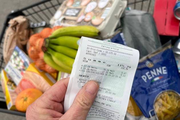 Lebensmittelpreise.Ein Blick auf den Kassenbon loest bei den Verbrauchern Entsetzen aus. Lebenshaltungskosten in Deutschland auf Rekordhoch. Waren,Gueter,Lebensmittel im Einkaufswagen, Discounter,Einkauf,Inflation,Verbraucherpreise,Teuerung, *** Food prices A glance at the receipt triggers consumer horror Cost of living in Germany at record high Goods,groceries,groceries in shopping cart,discounters,shopping,inflation,consumer prices,inflation,
