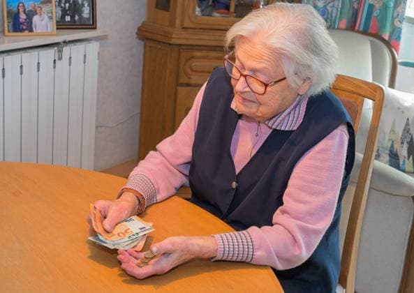 Alte Frau zählt Geld - model released *** Old woman counts money model released