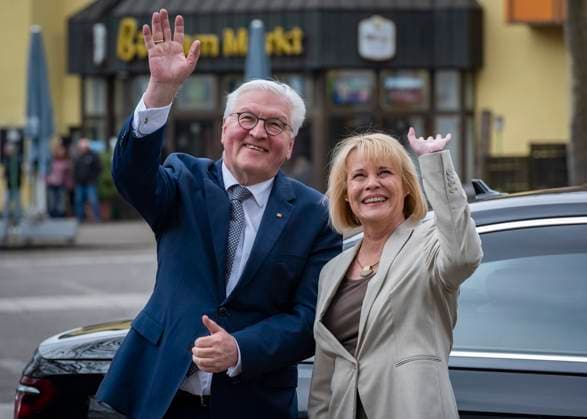 News Themen der Woche KW10 News Bilder des Tages Bundespräsident Frank Walter Steinmeier verlegt am Dienstag (07.03.2023) im Rahmen der Besuchsreihe Ortszeit Deutschland seinen Amtssitz für die kommenden drei Tage nach Völklingen (Saarland). Im Bild (v.l.): Frank Walter Steinmeier und Völklingens Oberbürgermeisterin Christiane Blatt. *** Federal President Frank Walter Steinmeier moves on Tuesday 07 03 2023 in the context of the visit series local time Germany his official residence for the next three days to Völklingen Saarland In the picture f l Frank Walter Steinmeier and Völklingens mayor Christiane sheet bub