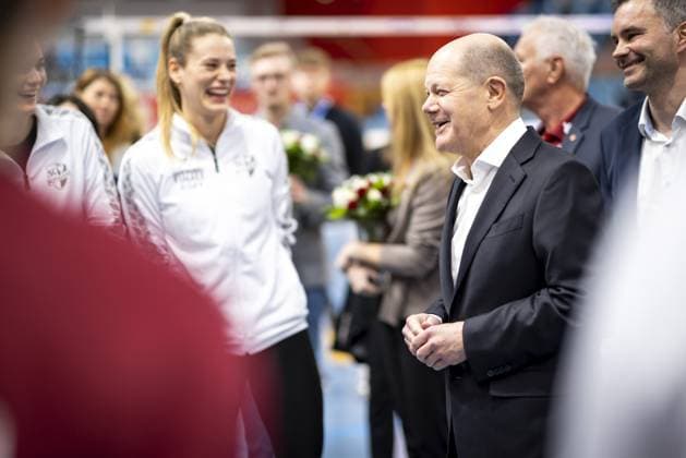 Olaf Scholz, Bundeskanzler, besucht eine Volleyball-Trainingseinheit des SC Potsdam e.V. und spricht mit Spielerinnen und Trainerinnen. Berlin, 08.03.2023. Berlin Deutschland