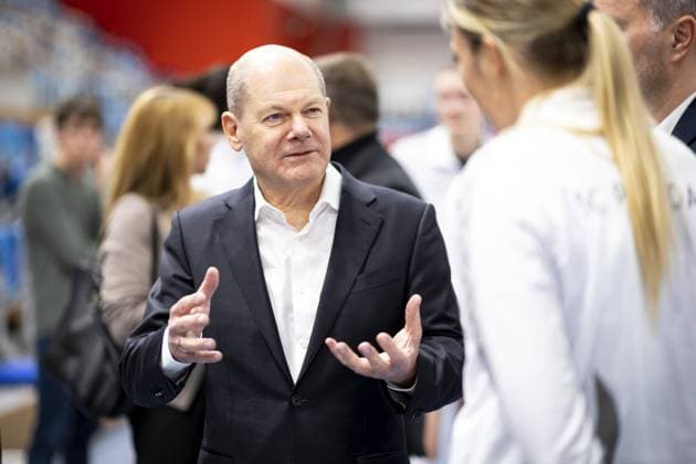 Olaf Scholz, Bundeskanzler, besucht eine Volleyball-Trainingseinheit des SC Potsdam e.V. und spricht mit Spielerinnen und Trainerinnen. Berlin, 08.03.2023. Berlin Deutschland