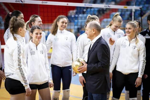 Olaf Scholz, Bundeskanzler, besucht eine Volleyball-Trainingseinheit des SC Potsdam e.V. und spricht mit Spielerinnen und Trainerinnen. Berlin, 08.03.2023. Berlin Deutschland