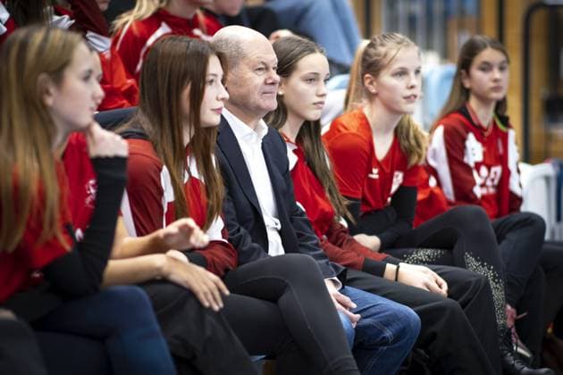 Olaf Scholz, Bundeskanzler, besucht eine Volleyball-Trainingseinheit des SC Potsdam e.V. und spricht mit Spielerinnen und Trainerinnen. Berlin, 08.03.2023. Berlin Deutschland