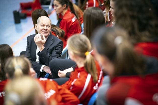 Olaf Scholz, Bundeskanzler, besucht eine Volleyball-Trainingseinheit des SC Potsdam e.V. und spricht mit Spielerinnen und Trainerinnen. Berlin, 08.03.2023. Berlin Deutschland