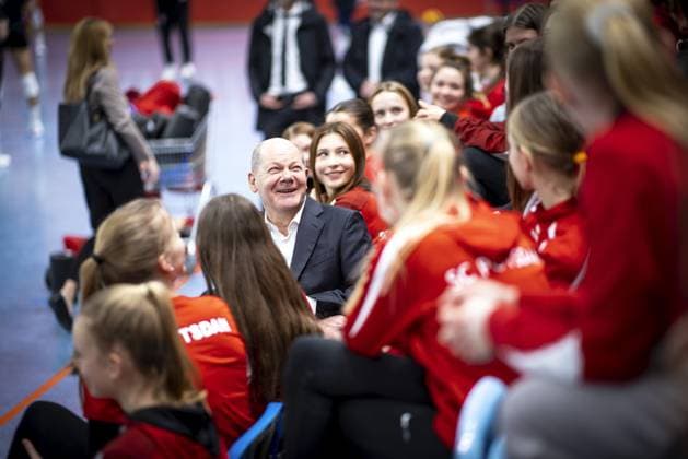 Olaf Scholz, Bundeskanzler, besucht eine Volleyball-Trainingseinheit des SC Potsdam e.V. und spricht mit Spielerinnen und Trainerinnen. Berlin, 08.03.2023. Berlin Deutschland