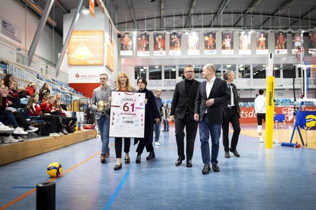 Olaf Scholz, Bundeskanzler, besucht eine Volleyball-Trainingseinheit des SC Potsdam e.V. und spricht mit Spielerinnen und Trainerinnen. Berlin, 08.03.2023. Berlin Deutschland