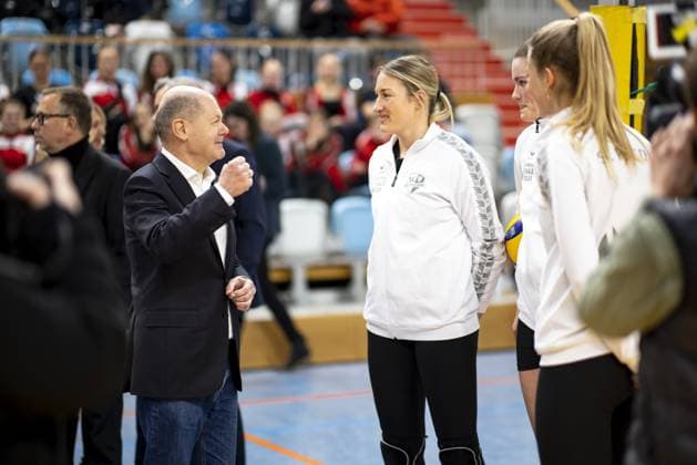 Olaf Scholz, Bundeskanzler, besucht eine Volleyball-Trainingseinheit des SC Potsdam e.V. und spricht mit Spielerinnen und Trainerinnen. Berlin, 08.03.2023. Berlin Deutschland