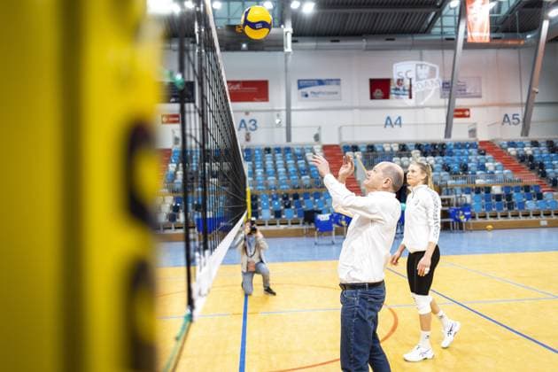 News Bilder des Tages Olaf Scholz, Bundeskanzler, besucht eine Volleyball-Trainingseinheit des SC Potsdam e.V. und spricht mit Spielerinnen und Trainerinnen. Berlin, 08.03.2023. Berlin Deutschland