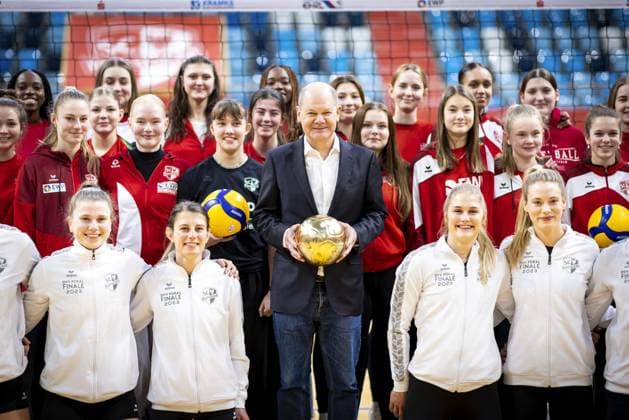 Olaf Scholz, Bundeskanzler, besucht eine Volleyball-Trainingseinheit des SC Potsdam e.V. und spricht mit Spielerinnen und Trainerinnen. Berlin, 08.03.2023. Berlin Deutschland