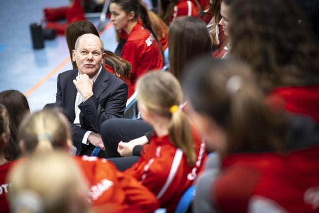 Olaf Scholz, Bundeskanzler, besucht eine Volleyball-Trainingseinheit des SC Potsdam e.V. und spricht mit Spielerinnen und Trainerinnen. Berlin, 08.03.2023. Berlin Deutschland