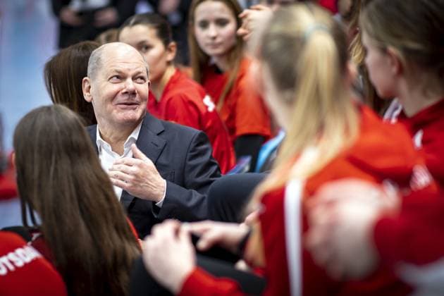 Olaf Scholz, Bundeskanzler, besucht eine Volleyball-Trainingseinheit des SC Potsdam e.V. und spricht mit Spielerinnen und Trainerinnen. Berlin, 08.03.2023. Berlin Deutschland