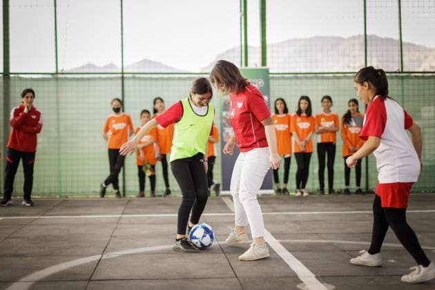 News Bilder des Tages Annalena Baerbock (Buendnis 90 Die Gruenen), Bundesaussenministerin, aufgenommen im Rahmen eines Besuchs des Zentrums zur Ausbildung von Frauen der Organisation öÄÃ»Hawar HelpöÄu und des Maedchenfussballprojektes öÄÃ»Scoring GirlsöÄu in Qadiya, Camp fuer Binnenvertriebene in Zakho, 08.03.2023. Zakho Irak Copyright: xKiraxHofmannx