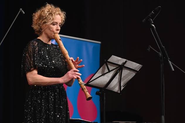 Bilder des Jahres 2023, Entertainment 03 März Entertainment Themen der Woche KW10 Entertainment Bilder des Tages Die Schauspielerin Katja Riemann spielt Flöte auf der Lit.Cologne, dem internationalen Literaturfestival *** Actress Katja Riemann plays the flute at Lit Cologne, the international literature festival