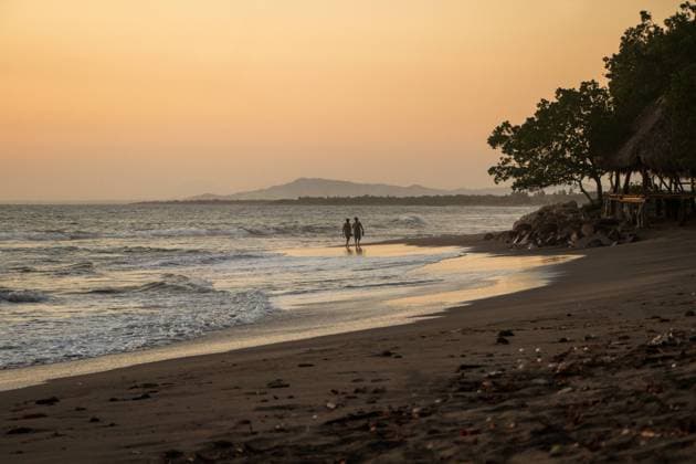 Couple walking at sunset in Jiquilillo beach, Chinandega, Nicaragua Chinandega Nicaragua Copyright: xElisaxNavarrox xVWPicsx ENS-NICARAGUA-02