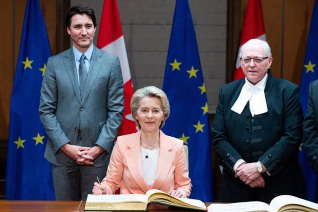 March 7, 2023, Ottawa, ON, Canada: President of the European Commission, Ursula von der Leyen, and Prime Minister Justin Trudeau take part in a welcoming ceremony on Parliament Hill in Ottawa, on Tuesday, March 7, 2023. Ottawa Canada  - ZUMAc35_ 20230307_zaf_c35_016 Copyright: xSpencerxColbyx