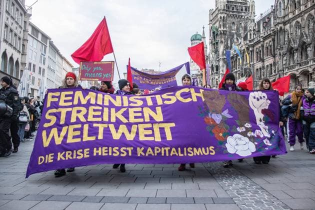 Weltfrauentag: Tausende demonstrieren in München Am 8.3.2023 versammelten sich in München Tausende zum feministischen Kampftag. Sie protestierten für Frauenrechte, mehr Plätze in Frauenhäusern und gleiche Bezahlung sowie gegen das Patriarchat und Sexismus. ++ On March 8th, 2023, thousands protested in Munich for International Women s Day. They protested for women s rights, more places in women s shelters and equal pay, as well as against patriarchy and sexism. München Bayern Deutschland Copyright: xleo.fgex