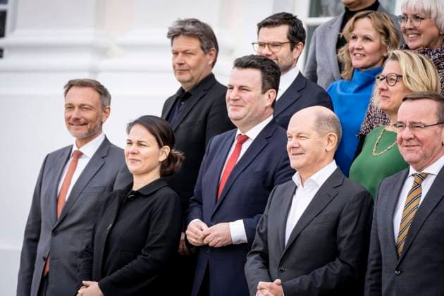 Zweitägige Klausurtagung der Bundesregierung auf Schloss Meseberg Tag 2 Bildtermin Gruppenbild Kabinetts auf Schloss Meseberg - mit Christian Lindner, Bundesfinanzminister der Finanzen, Olaf Scholz, Bundeskanzler, Boris Pistorius, Bundesminister der Verteidigung, Hubertus Heil, Bundesminister für Arbeit und Soziales, Annalena Baerbock, Bundesministerin des Auswärtigen, Robert Habeck, Bundesminister für Wirtschaft und Klimaschutz, Marco Buschmann, Bundesminister der Justiz, Svenja Schulze, Ministerin für Wirtschaftliche Zusammenarbeit und Entwicklung, Claudia Roth, Staatsministerin für Kultur und Medien, und weitere Mitglieder des Kabinetts;Zweitägige Klausurtagung der Bundesregierung auf Schloss Meseberg Tag 2 Bildter