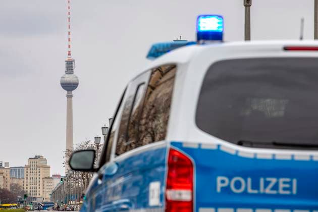 Polizei im Einsatz, Ein Streifenwagen der Berliner Polizei mit Blaulicht im Einsatz an der Frankfurter Allee Berlin Berlin Deutschland *** Police in action, A Berlin police patrol car with blue lights in action at Frankfurter Allee Berlin Berlin Germany