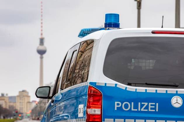 Polizei im Einsatz, Ein Streifenwagen der Berliner Polizei mit Blaulicht im Einsatz an der Frankfurter Allee Berlin Berlin Deutschland *** Police in action, A Berlin police patrol car with blue lights in action at Frankfurter Allee Berlin Berlin Germany